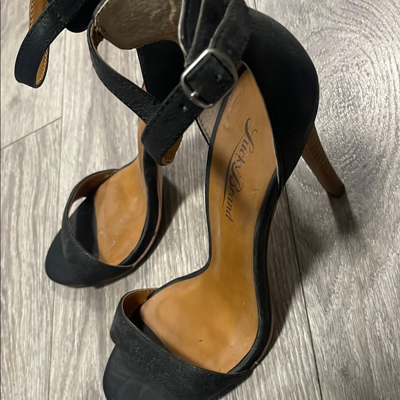 Lucky Brand Women's Black and Tan Heels - Picture 6 of 9